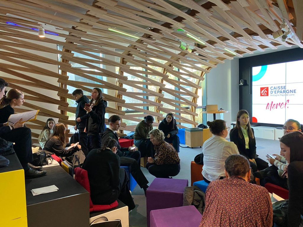 Des élèves découvrent les métiers bancaires lors d'un événement Ose Ton Futur à Nantes